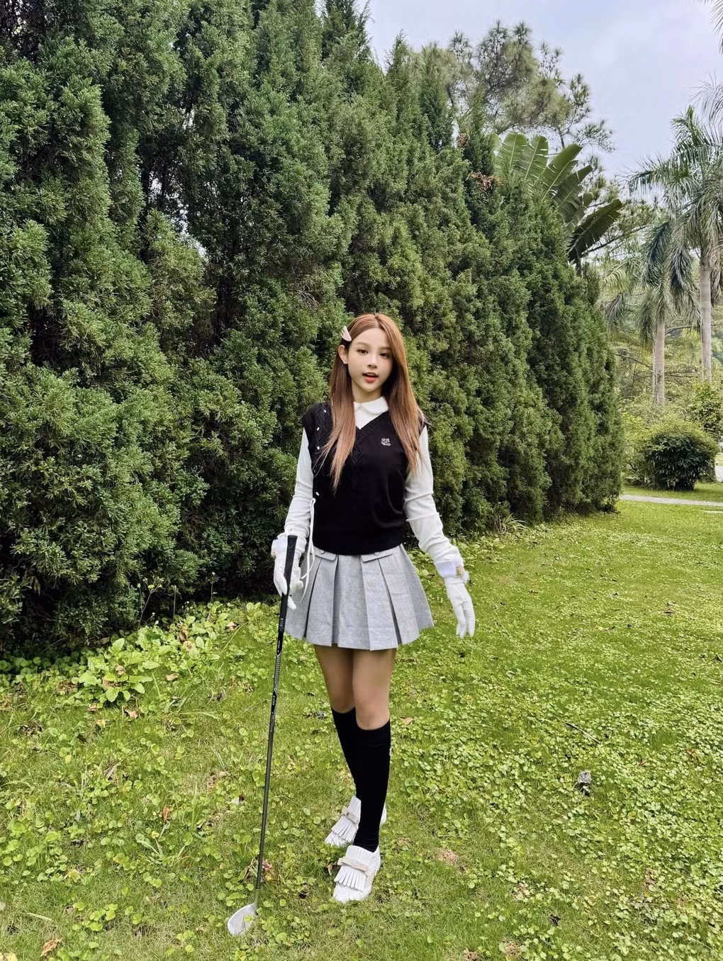 Trở lại showbiz sau nhiều năm tập trung cho gia đình và công việc kinh doanh, Huyền Baby vẫn khiến người hâm mộ ấn tượng bởi nhan sắc như "búp bê", vóc dáng gợi cảm.