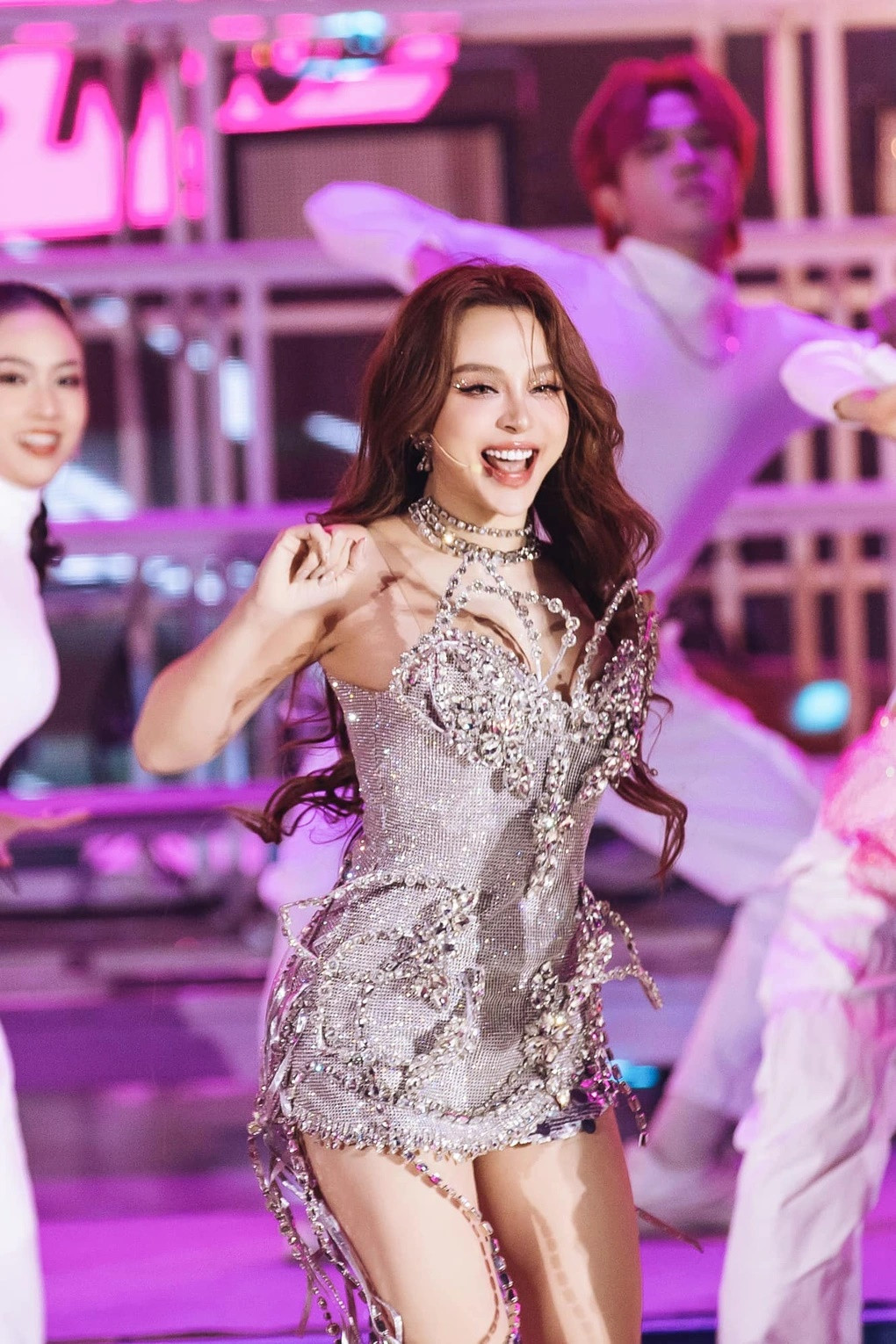 Trong một podcast phát hành đầu năm, Huyền Baby hé lộ trước khi ra ở riêng, cô đã có 5 năm làm dâu khi sống chung với mẹ chồng. Cô nói dù ở chung hay ở riêng, cô luôn nhận được sự yêu thương từ gia đình chồng. Cuộc sống, công việc hiện tại của cô đều nhận được sự ủng hộ, thấu hiểu từ cha mẹ.