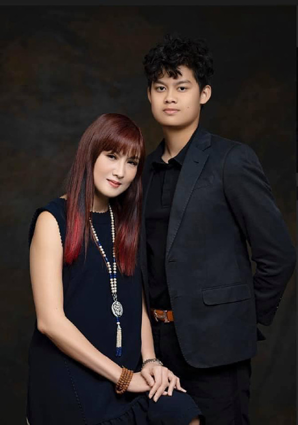 Quen nhau 5 năm, Hiền Mai mới đồng ý làm đám cưới khi đã 36 tuổi. Ông xã Hiền Mai lúc đó đang là một doanh nhân thành đạt ở Mỹ nhưng vì tình yêu với chị mà bỏ cả sự nghiệp về nước, chấp nhận thất nghiệp 1 năm trời.