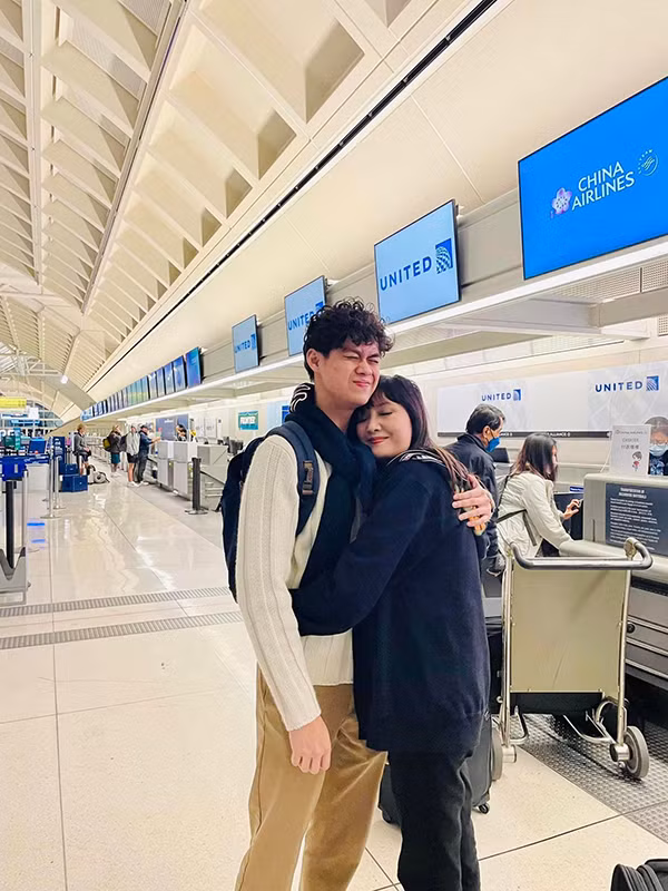 Cũng chính từ vụ tai nạn này mà Hiền Mai tìm được người bạn đời. Thời điểm Hiền Mai bị tai nạn, có một người đàn ông ngày ngày vào viện, ân cần chăm sóc. Anh là Việt kiều, có nhà cửa và sự nghiệp vững chắc ở Mỹ. Cảm động tình cảm đó mà 5 năm sau, Hiền Mai lấy anh làm chồng. (Ảnh: Hiền Mai chụp cùng con trai lớn)