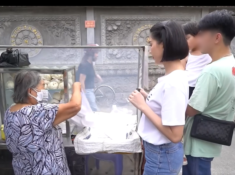 Gần đây, Ngọc Trinh quay vlog trở lại. Mới nhất, người đẹp đăng tải clip đi ăn vỉa hè. Ảnh: FBNV.