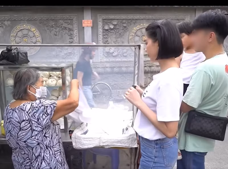 Gần đây, Ngọc Trinh quay vlog trở lại. Mới nhất, người đẹp đăng tải clip đi ăn vỉa hè. Ảnh: FBNV.