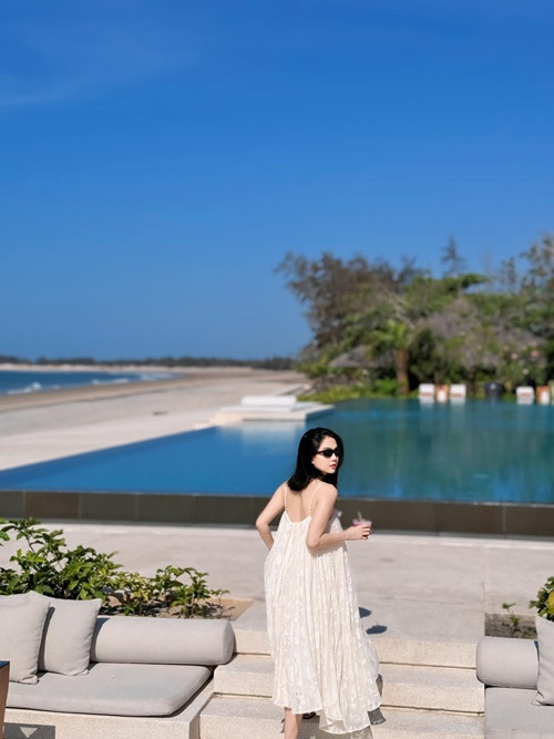 Phong cách của Ngọc Trinh trong 1 tháng qua khiến nhiều người bất ngờ. Ảnh: FBNV.