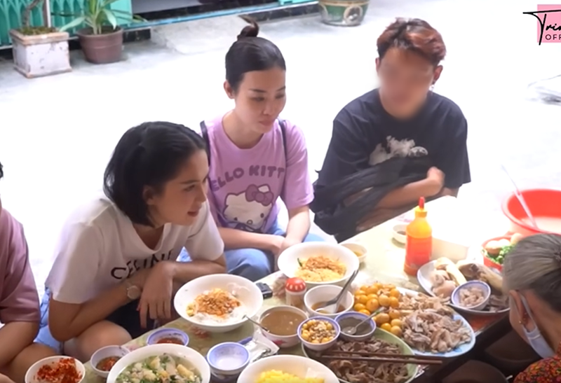 "Yêu thương có thể lấp đầy tất cả. Mọi người hãy cùng Trinh trải nghiệm một ngày thật ý nghĩa, khám phá các món ăn ngon và giúp đỡ những ông bà lớn tuổi giữa lòng thành phố nhộn nhịp nhé", Ngọc Trinh viết. Ảnh: FBNV.