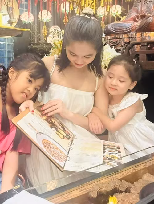 Chân dài gốc Trà Vinh khẳng định cô vẫn theo đạo Thiên Chúa. Ảnh: FBNV.