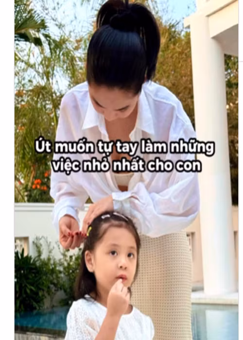 Cô tự tay gội đầu, buộc tóc cho con gái. Ảnh: FBNV.