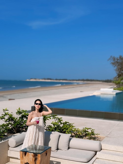 Nữ người mẫu lựa chọn trang phục gợi cảm vừa đủ. Ảnh: FBNV.