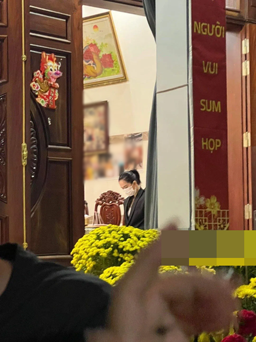 Nữ người mẫu đi chùa sau biến cố. Ảnh: Arrtimes.