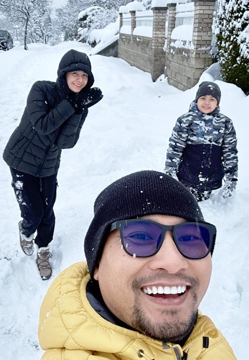 Cặp đôi đưa con trai Happy cùng sang nước ngoài.