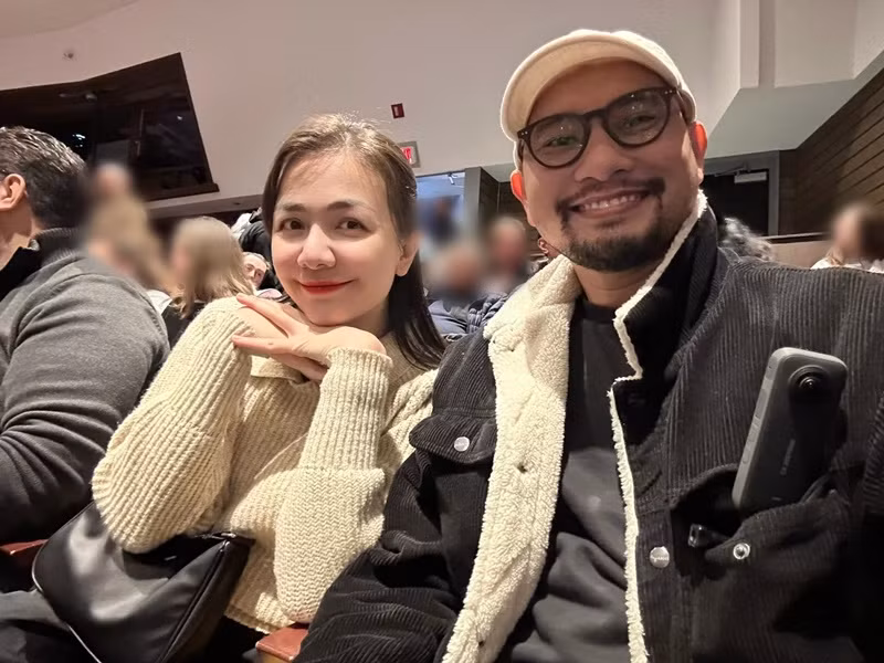 Vợ chồng Huỳnh Đông đến xem con trai biểu diễn ở một nhà hát địa phương. "Bạn nhỏ diễn vai con sư tử nhỏ - vai quần chúng nhỏ nhoi. Một khán phòng ba má đi cổ vũ. Những ước mơ lấp lánh bắt đầu từ đây nè cô chú!", Ái Châu chia sẻ.