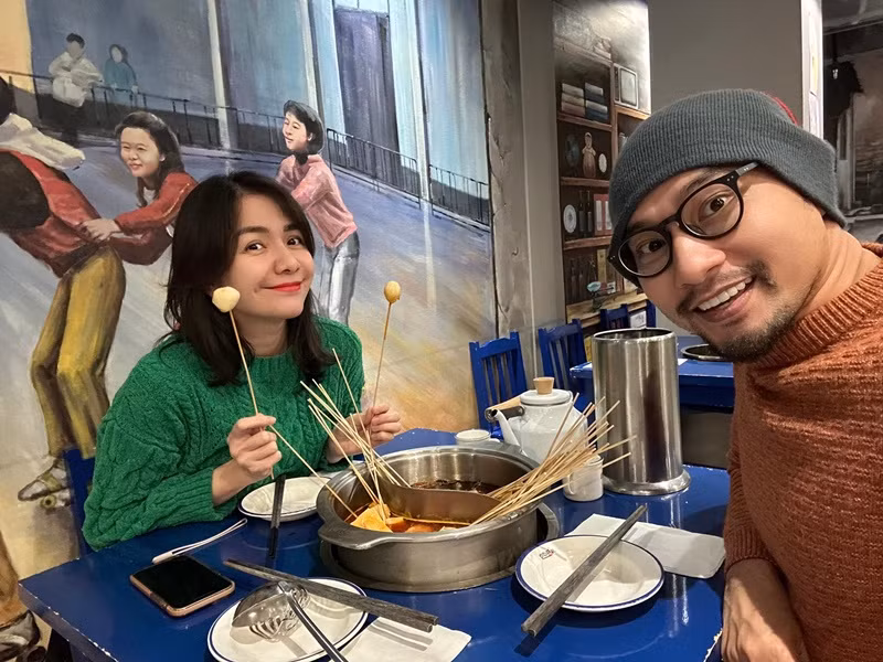 Sang Canada là mong muốn của Huỳnh Đông. Năm 2016, khi sang Canada, Huỳnh Đông cảm thấy yêu thích thời tiết, khí hậu và phong cảnh xứ lá phong nên nam diễn viên về bàn bạc, được Ái Châu đồng ý.