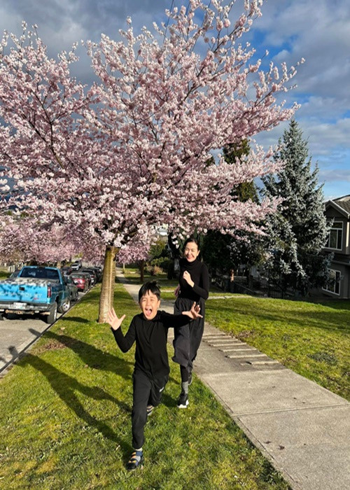 Nữ diễn viên cùng chồng con ổn định cuộc sống sau đó phát triển kinh doanh ở Canada.
