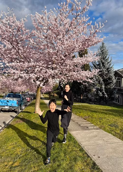 Nữ diễn viên cùng chồng con ổn định cuộc sống sau đó phát triển kinh doanh ở Canada.