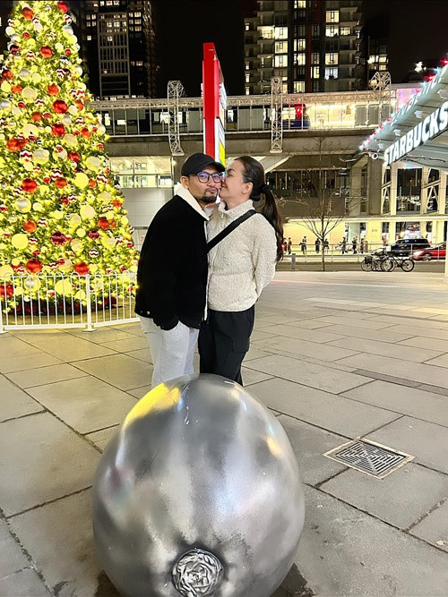 Cặp đôi vẫn mặn nồng như vợ chồng son.