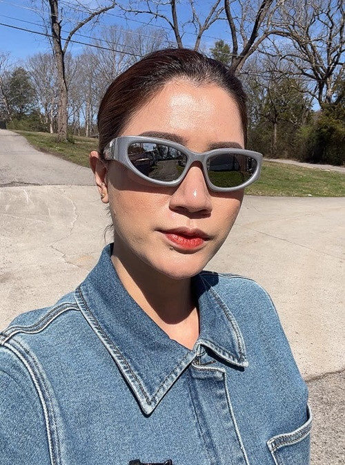 Giữa ồn ào, Trang Trần khẳng định, tình hình tài chính của hai vợ chồng cô rất ổn định. "Đó không phải là vất vả mà thấy thoải mái vì được làm việc", cô nói thêm.