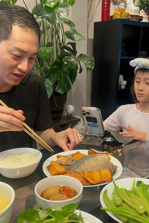 "Dồn hết tiền mua xe cho vợ đổi lại vợ vẫn cho ăn bữa cơm đạm bạc nhà trồng được", Trang Trần viết.