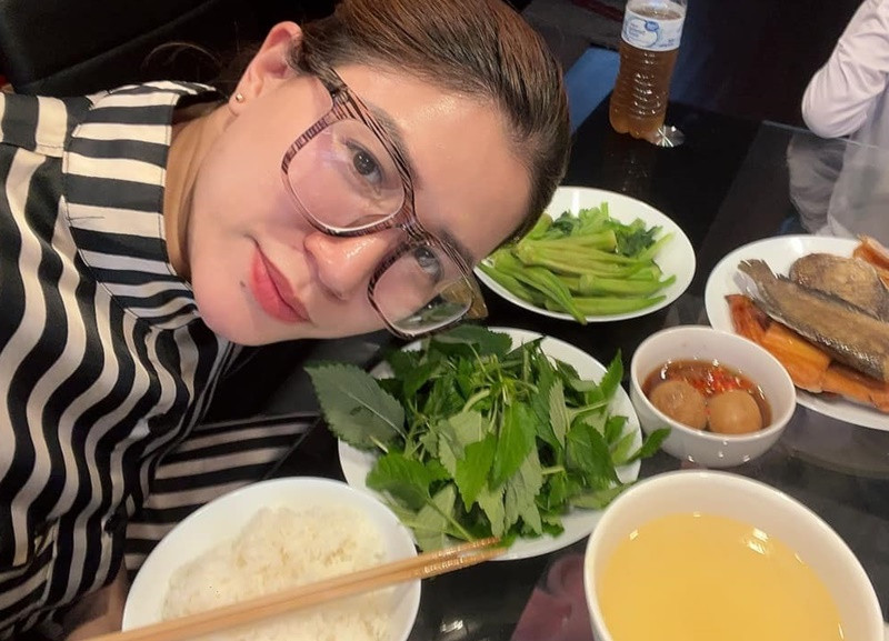 Chân dài tự tay vào bếp nấu ăn cho chồng con sau khi được tặng xe.