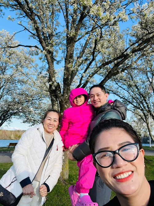 Dù ở Mỹ định cư, Trang Trần vẫn vướng ồn ào. Cụ thể, cư dân mạng có ý kiến trái chiều về việc Trang Trần đi bê phở, làm lao công dù nữ người mẫu từng khoe bản thân sống sung túc mà không cần đi làm.