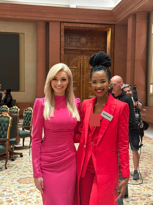 Đến từ Botswana, Lesego Chombo lọt top 5 trong bảng dự đoán của Missosology. Người đẹp đang là luật sư. Hiện, cô lọt top 10 phần thi Nhân ái, top 3 Người đẹp thời trang, top 14 Người đẹp tài năng. Ảnh: FBNV.