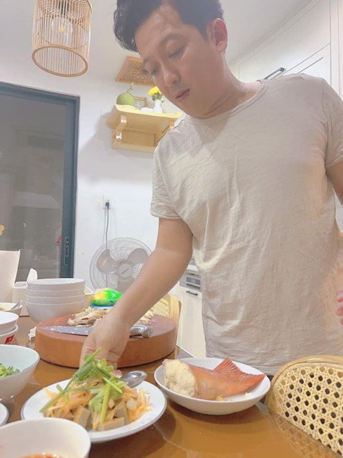 Trường Giang thường xuyên vào bếp nấu ăn cho vợ con. Ảnh: FBNV.