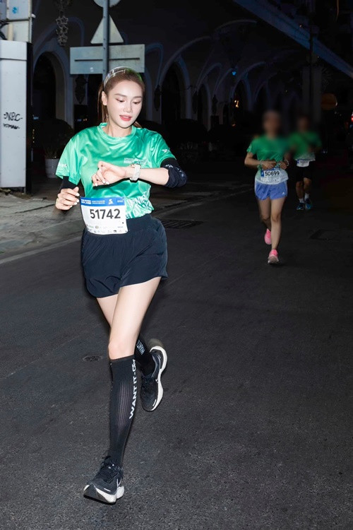 Cô đam mê chạy bộ giữ dáng. Ảnh: FBNV.