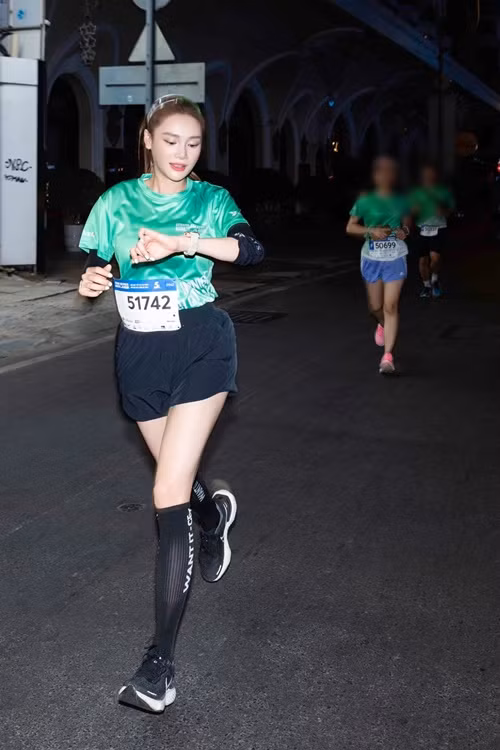 Cô đam mê chạy bộ giữ dáng. Ảnh: FBNV.