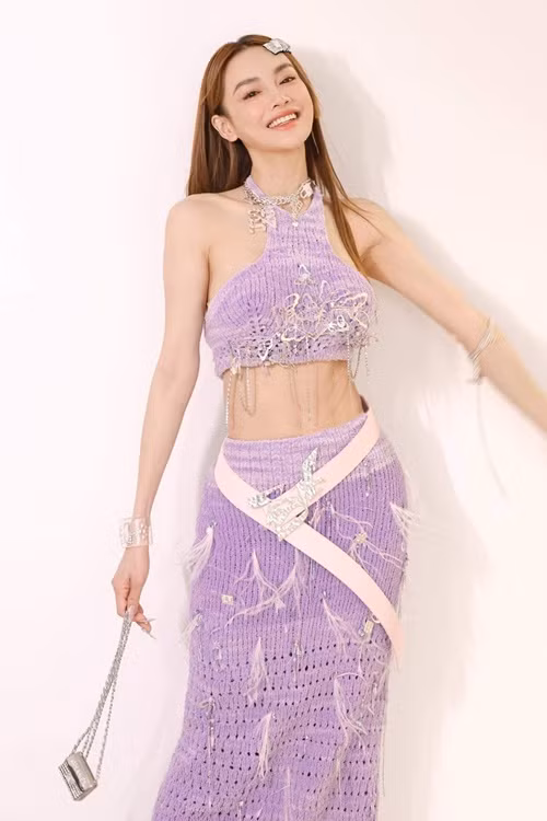 Thân hình của Nhã Phương gần như không có chút mỡ thừa. Ảnh: FBNV.