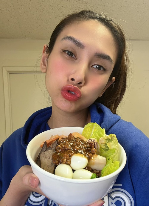 Bà bầu chăm vào bếp nấu ăn.