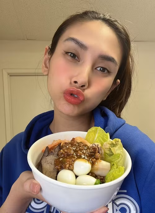 Bà bầu chăm vào bếp nấu ăn.