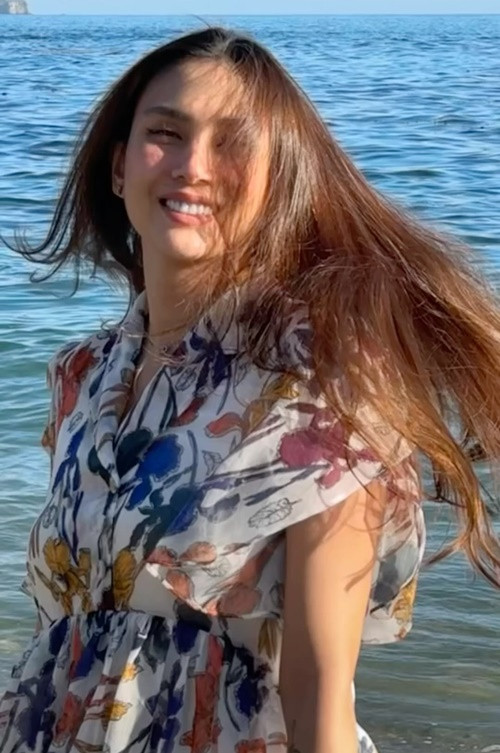 Có lúc, người đẹp nôn từ sáng đến tối, không ăn uống gì được, mệt lã người. Tuy nhiên, khi ra ngoài làm việc hay gặp gỡ bạn bè, sức khỏe của Võ Hoàng Yến lại tốt hơn.