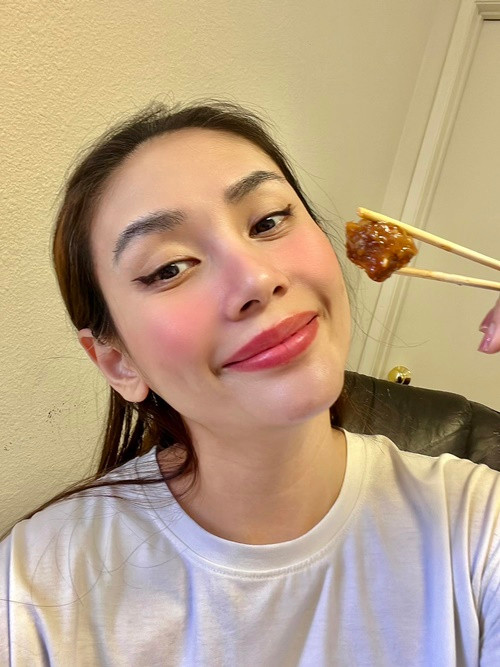 Vào buổi trưa, siêu mẫu thường mang cơm cho chồng Việt kiều. Cô mất khoảng 15 năm phút lái xe đến nơi chồng làm việc.