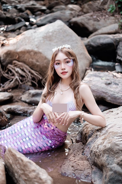 Wanatchaporn khoe thân hình gọn gàng, làn da trắng mịn màng.