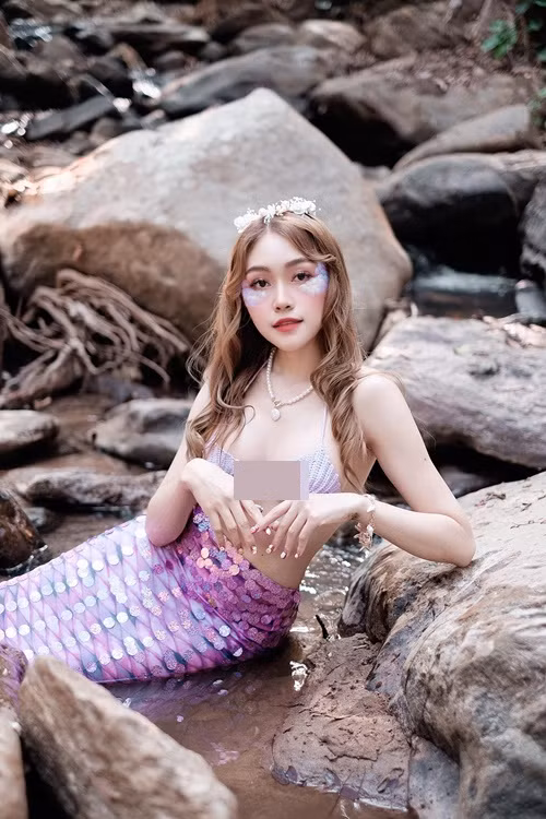 Wanatchaporn khoe thân hình gọn gàng, làn da trắng mịn màng.