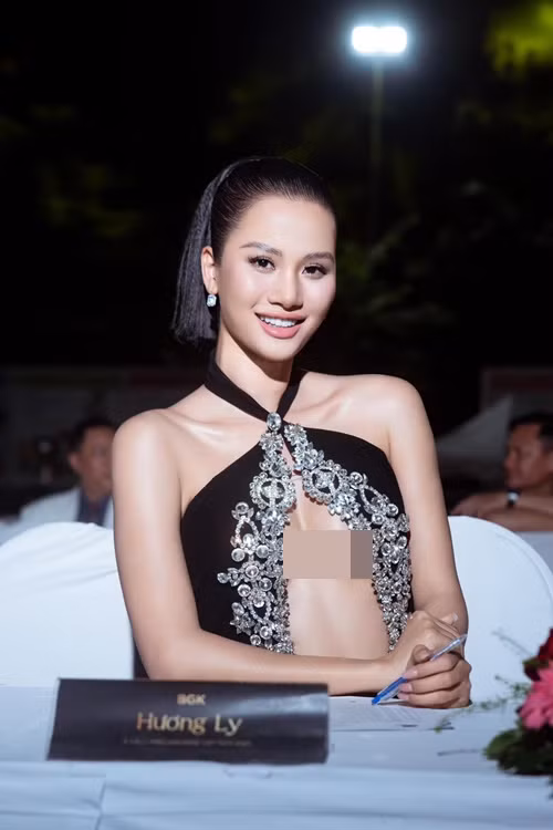 Cô chuộng trang phục hở vòng một.