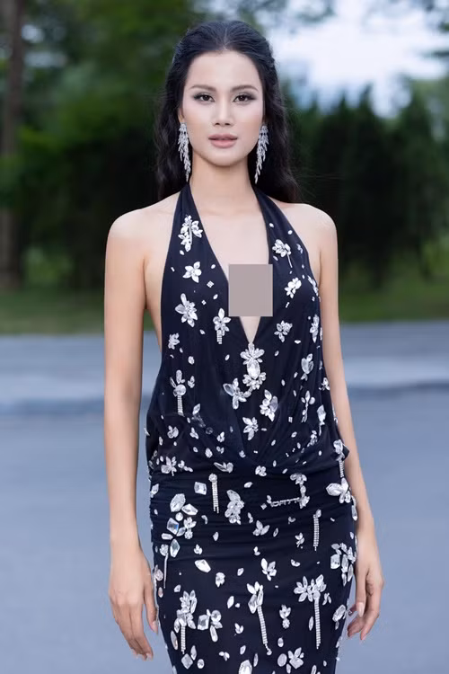 "Nếu như tôi sinh ra trong một gia đình có đầy đủ điều kiện, ba mẹ dư dả có thể lo mọi thứ cho tôi, tôi có thể lựa chọn công việc khác, tương lai khác thì tôi sẽ "kén cá chọn canh". Nhưng tôi là Hương Ly, sinh ra trong một gia đình làm nông bình thường và tôi đang phải chăm lo cho cuộc sống của mình và lo cho ba mẹ tôi thì tôi làm sao có thể kén chọn. Tôi cảm thấy hài lòng với chính mình của hiện tại, cuộc sống không vất vả và tài khoản đủ đầy là hạnh phúc rồi", Hương Ly nói.