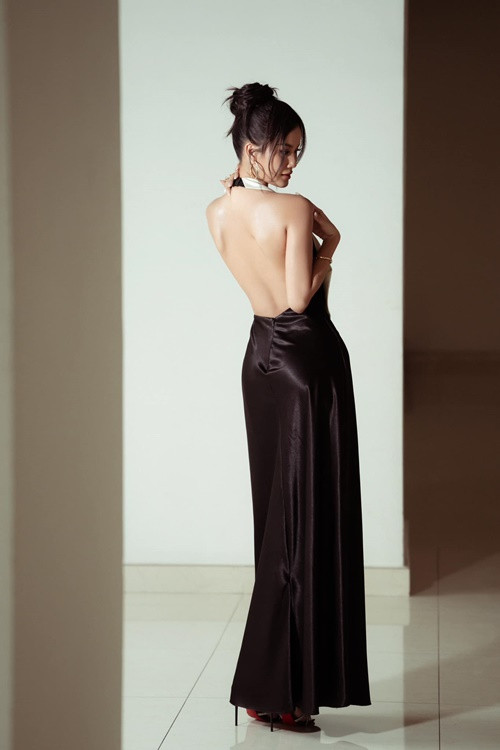 Hương Ly còn thích trang phục khoe lưng trần gợi cảm.