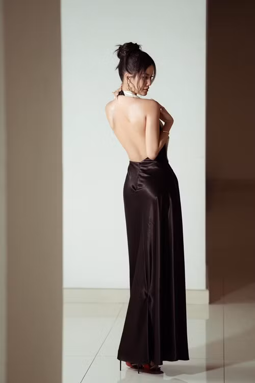 Hương Ly còn thích trang phục khoe lưng trần gợi cảm.