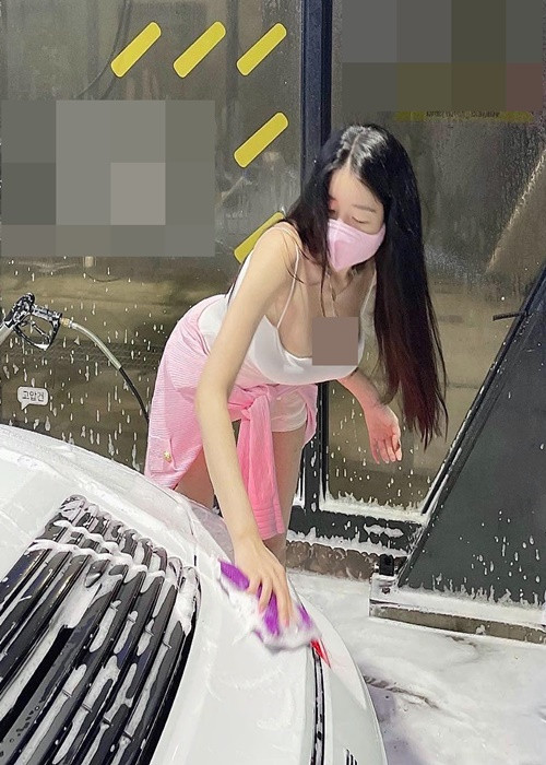 Soohyun còn có một trang blog để chia sẻ về loạt trang phục cô lựa chọn.