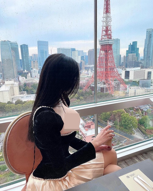 Sở hữu vòng một căng đầy, Soohyun yêu thích các thiết kế tôn lợi thế hình thể.