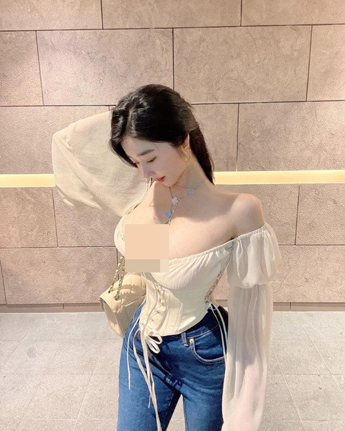 Người đẹp đi du lịch nhiều nơi, sử dụng hàng hiệu.