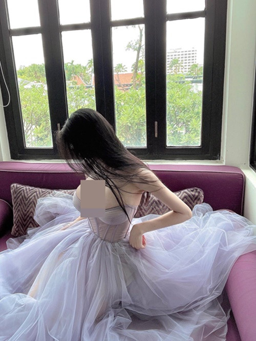 Tuy nhiên, những váy ôm ngực quá ngắn lại chặt khiến vòng 1 của cô nàng bị o ép quá mức.