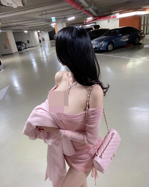 Nhờ body đồng hồ cát, hot girl xinh đẹp này mặc gì cũng hút mắt.