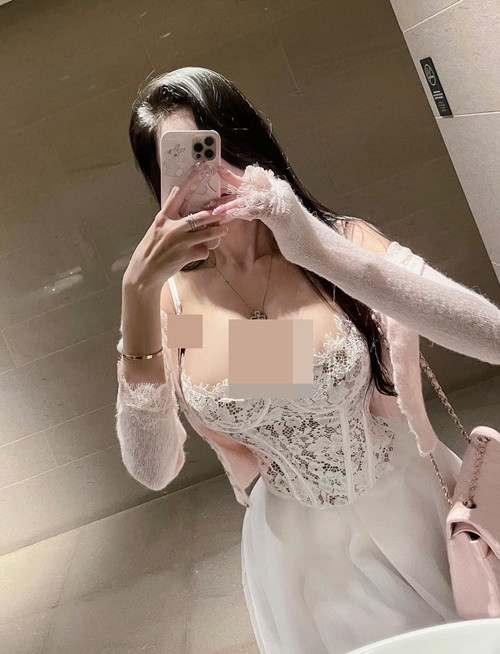 Váy áo Soohyun lựa chọn còn giúp cô nàng khoe eo con kiến.