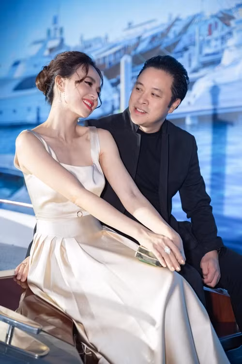 Victor Vũ dành nhiều lời khen có cánh cho vợ. Nam đạo diễn chia sẻ, anh may mắn khi luôn có Đinh Ngọc Diệp đồng hành trong mọi hành trình.