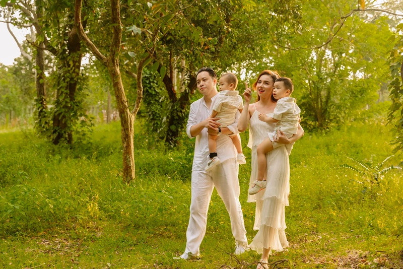 Vợ chồng Victor Vũ đồng hành trong hành trình nuôi dạy con cái.