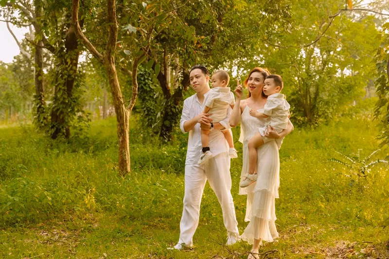 Vợ chồng Victor Vũ đồng hành trong hành trình nuôi dạy con cái.