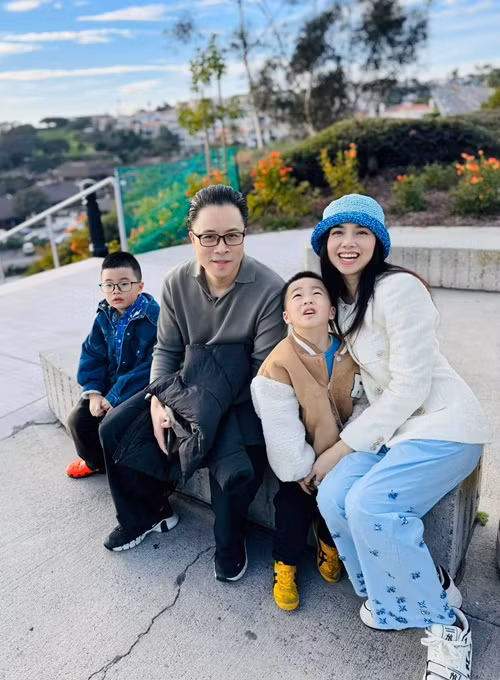 Thậm chí, dù chỉ ngủ được 3 - 4 tiếng, nam đạo diễn ráng chơi với con, học với con nửa tiếng hoặc 1 tiếng trước khi đi ngủ.