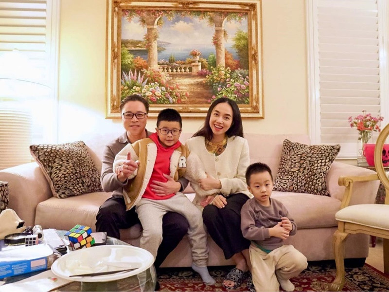 Trong cuộc phỏng vấn với Saostar, Đinh Ngọc Diệp cho biết, sau giờ làm, khi về đến nhà, chồng toàn tâm toàn ý chăm sóc con, chơi với con, học với con.