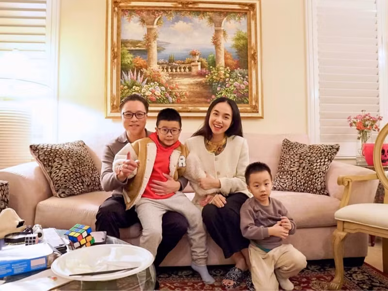 Trong cuộc phỏng vấn với Saostar, Đinh Ngọc Diệp cho biết, sau giờ làm, khi về đến nhà, chồng toàn tâm toàn ý chăm sóc con, chơi với con, học với con.