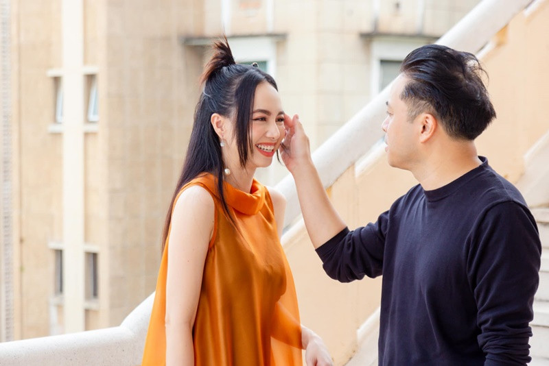 Vợ chồng Đinh Ngọc Diệp dành cho nhau nhiều cử chỉ tình tứ. 